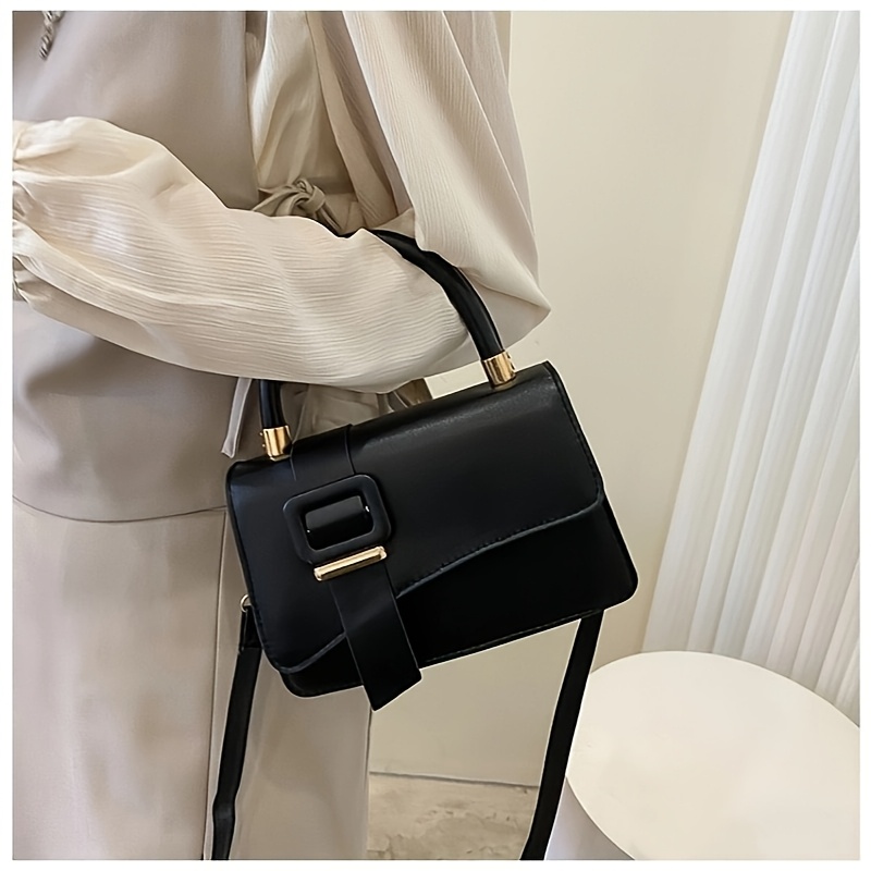 The Upcoming Fashion for Spring And Summer 2025 Features Vibrant Messenger Bags And Compact Square Handbags Designed for Women, Characterized by Their Simplicity, Style, And Elegance, Making Them Essential for The Season